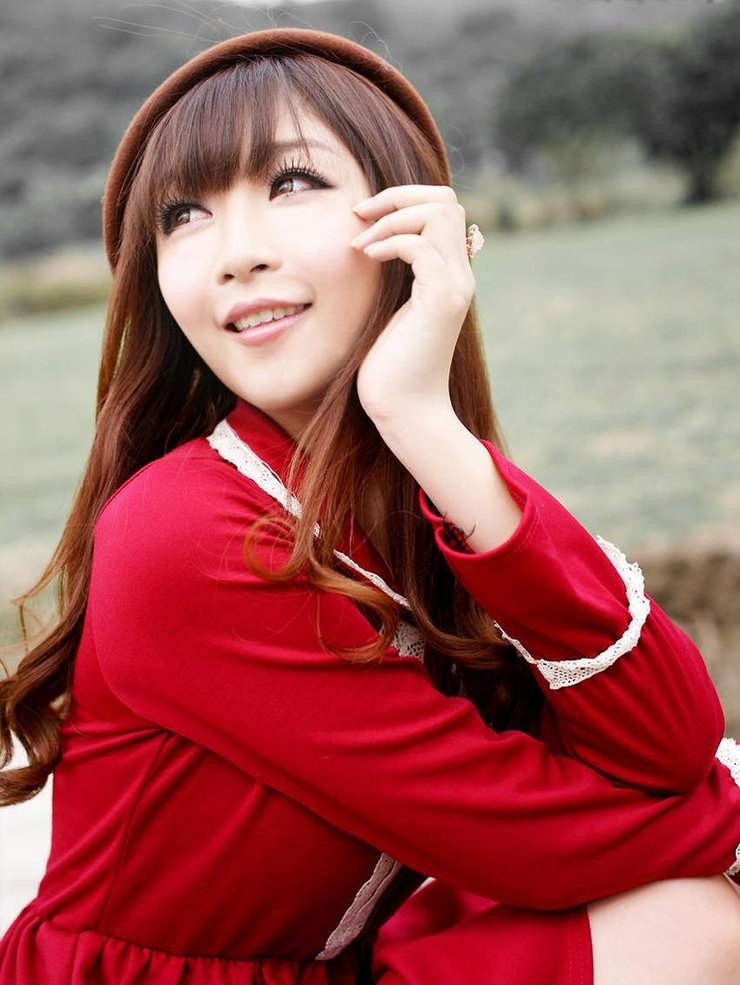 红衣少女秋季郊外可爱图片写真