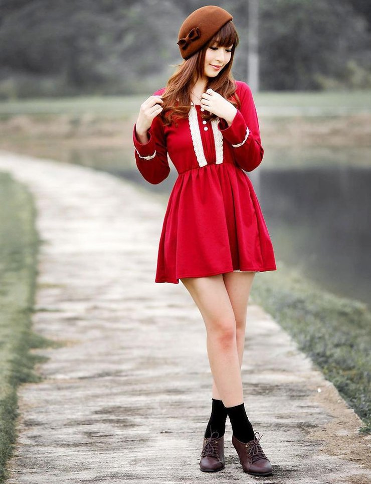 红衣少女秋季郊外可爱图片写真