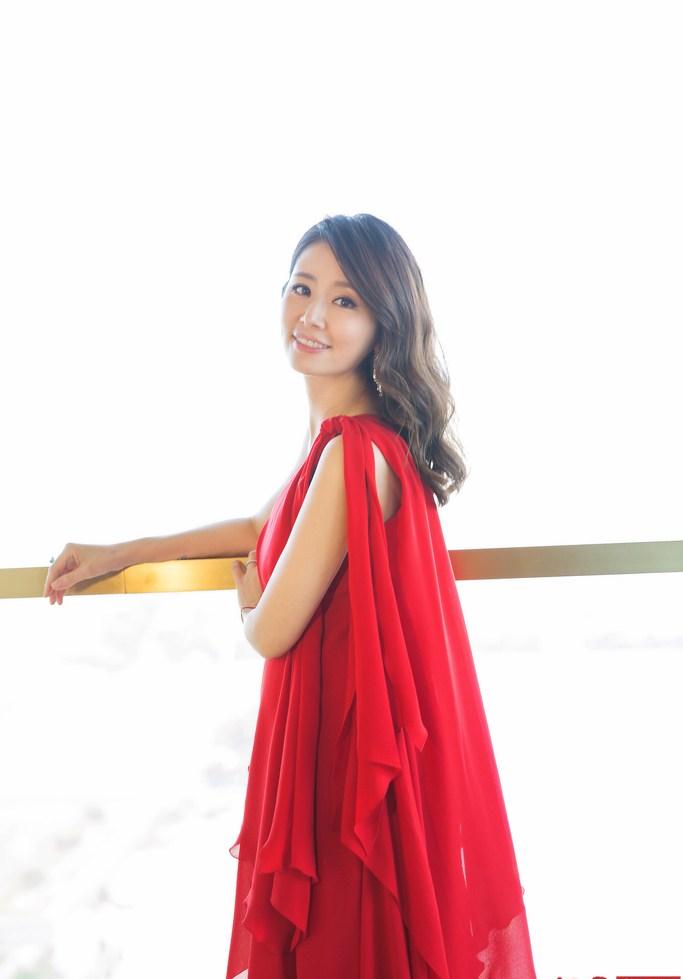 林心如红裙写真美艳 孕味十足仍似少女