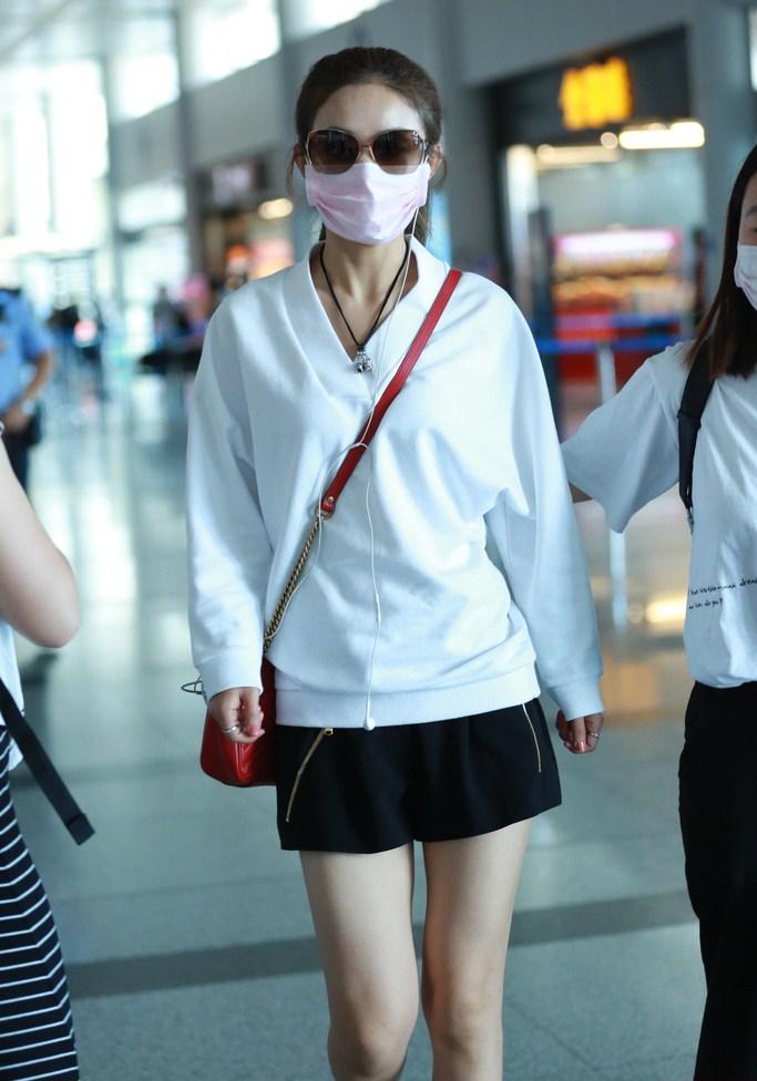 赵丽颖扎马尾似学生妹 晒美腿上演歪头杀