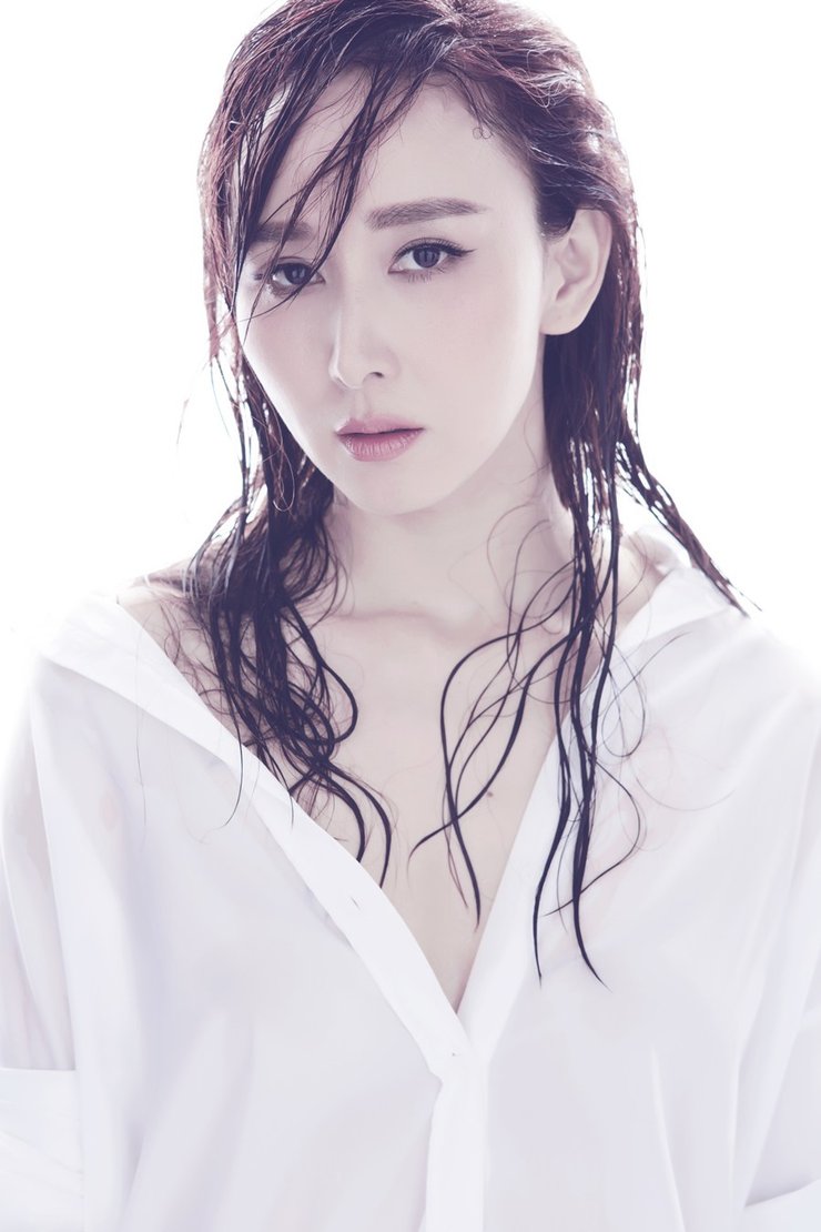 胡静湿发露香肩美照