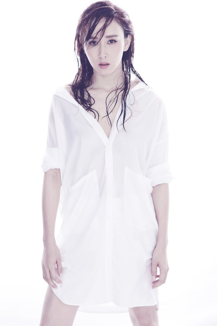 胡静湿发露香肩美照