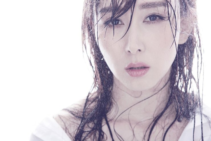 胡静湿发露香肩美照