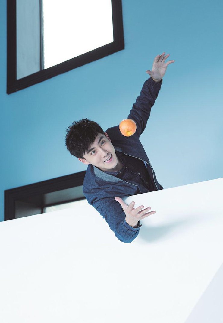 张睿阳光逗趣吃水果 优雅绅士表情搞怪