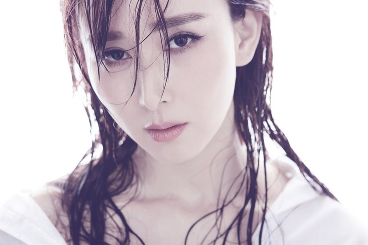 胡静湿发露香肩美照