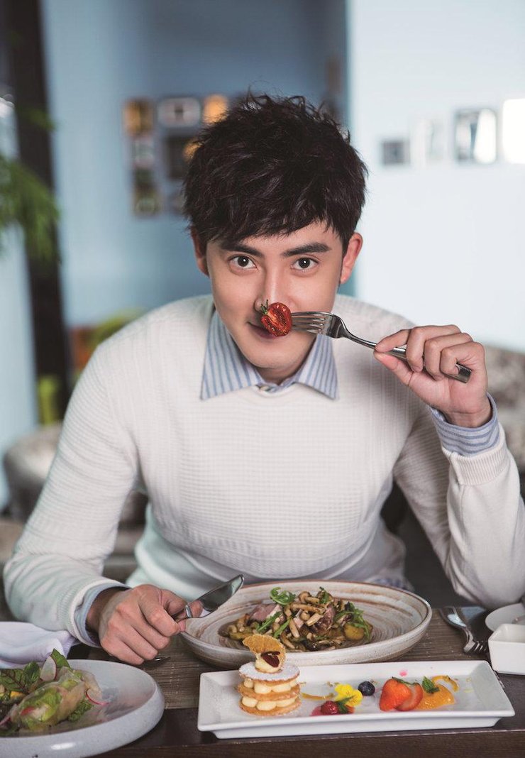 张睿阳光逗趣吃水果 优雅绅士表情搞怪