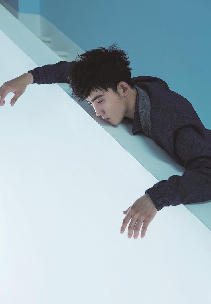 张睿阳光逗趣吃水果 优雅绅士表情搞怪