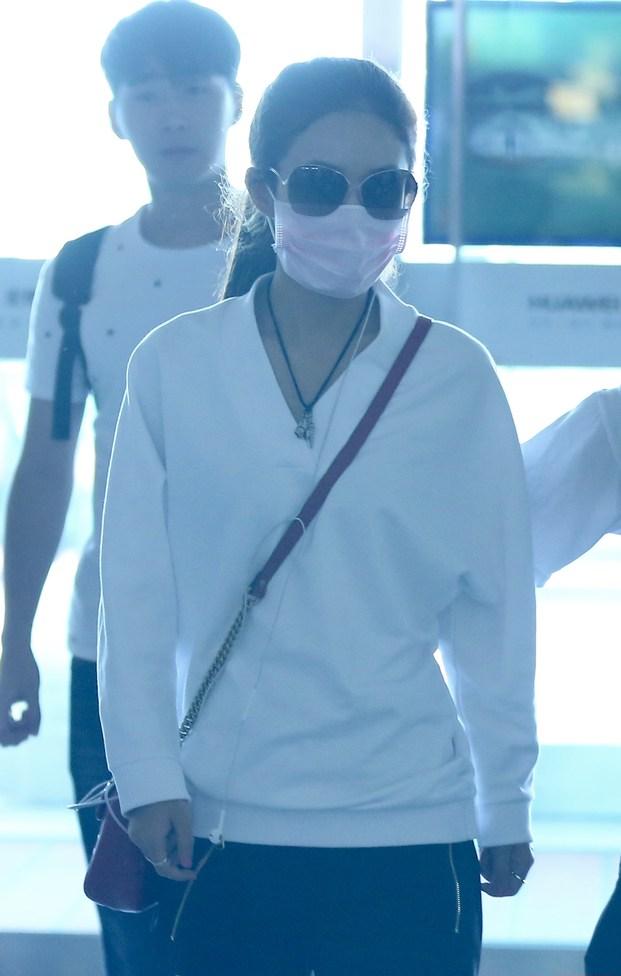 赵丽颖扎马尾似学生妹 晒美腿上演歪头杀