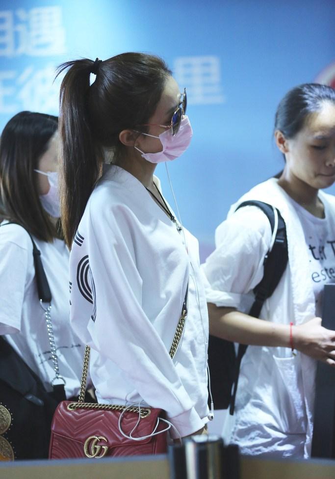 赵丽颖扎马尾似学生妹 晒美腿上演歪头杀