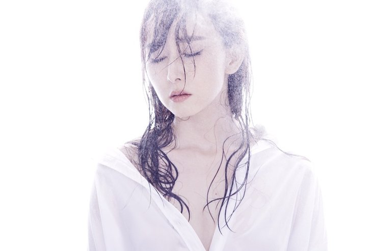 胡静湿发露香肩美照