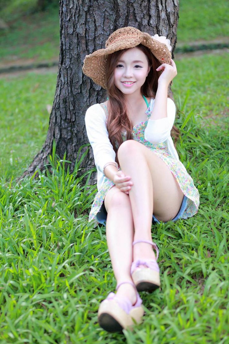 炎炎夏日赏花季节黄琳户外清纯甜美照