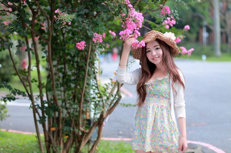 炎炎夏日赏花季节黄琳户外清纯甜美照