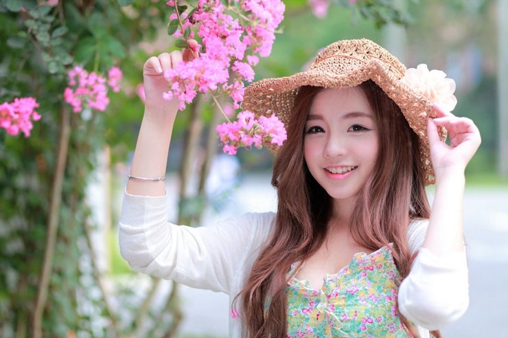 炎炎夏日赏花季节黄琳户外清纯甜美照