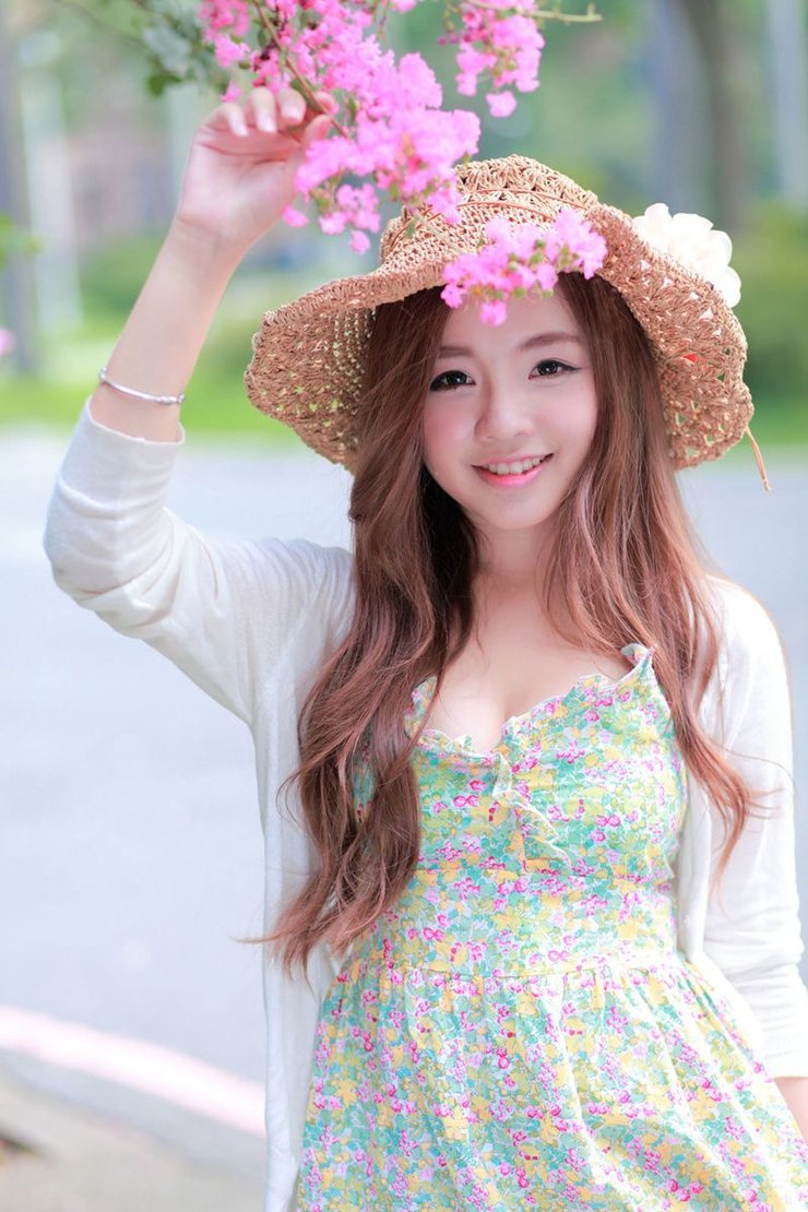 炎炎夏日赏花季节黄琳户外清纯甜美照