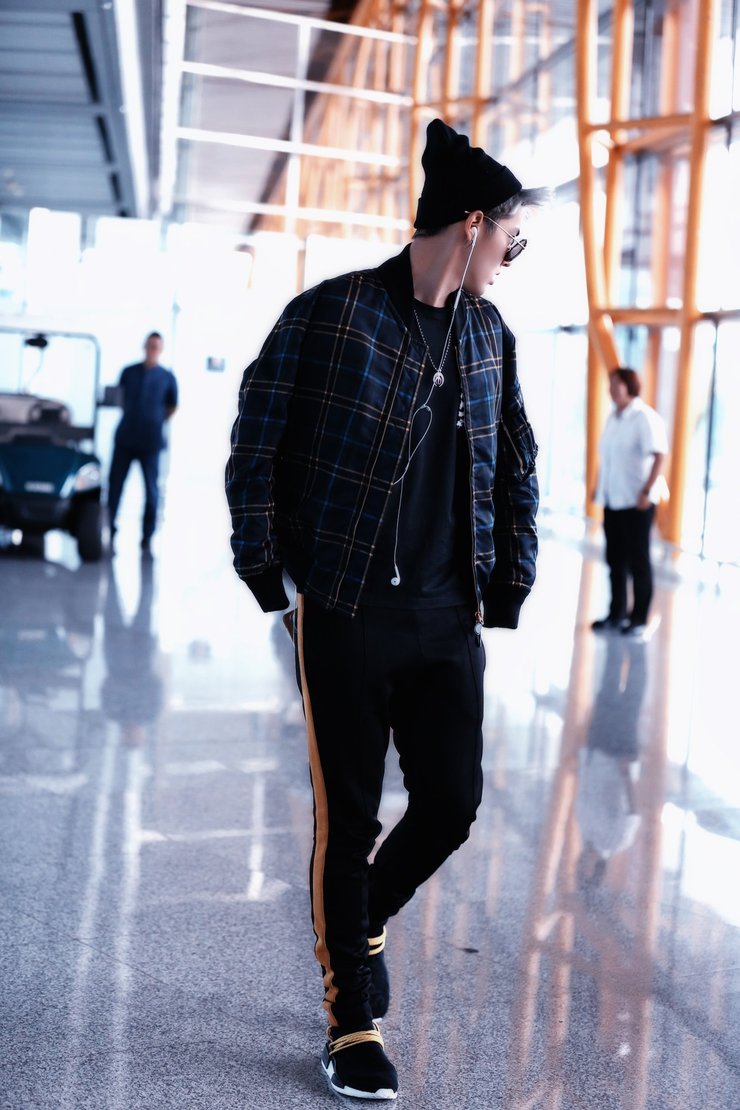 吴亦凡启程伦敦时装周