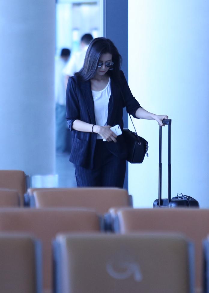 高圆圆提大箱变女汉子 飞加拿大与老公团聚