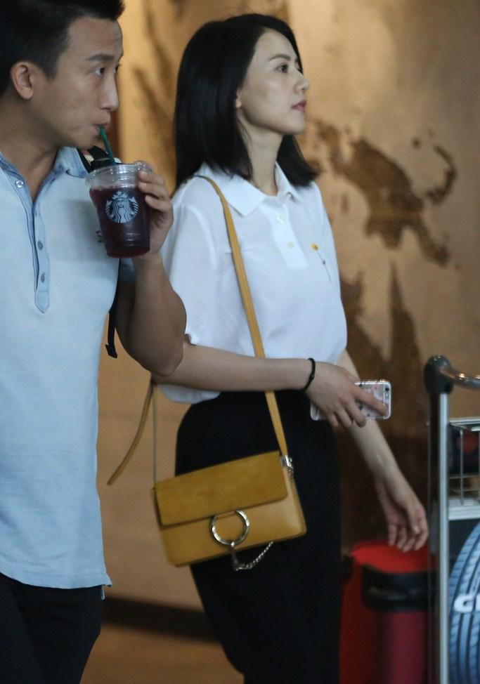 高圆圆提大箱变女汉子 飞加拿大与老公团聚