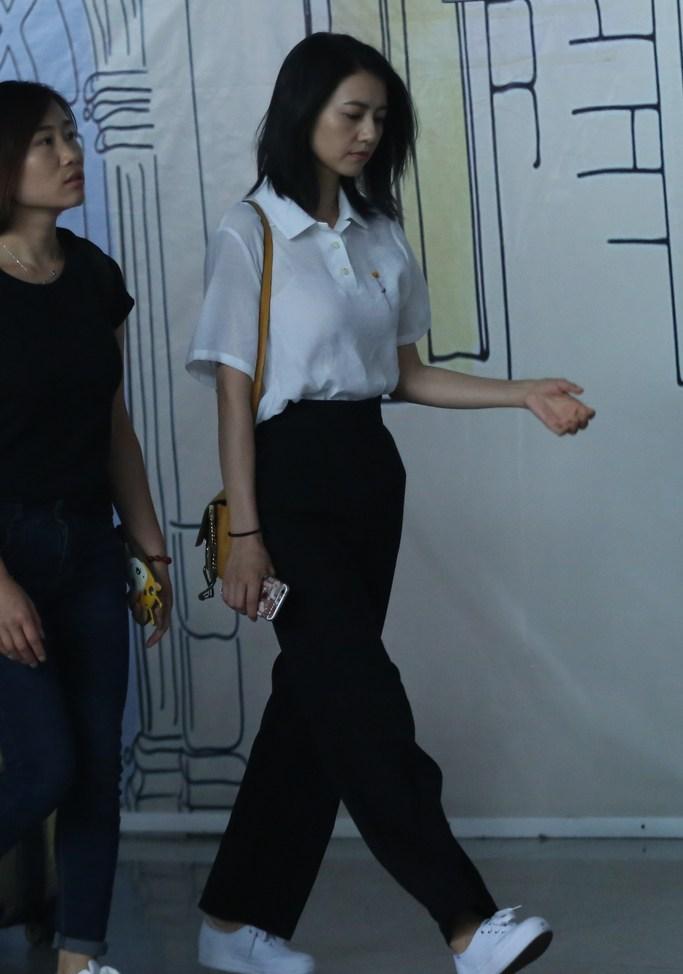 高圆圆提大箱变女汉子 飞加拿大与老公团聚