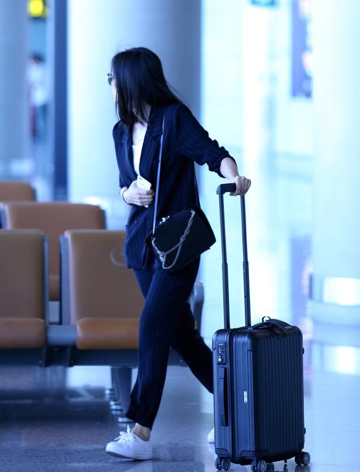 高圆圆提大箱变女汉子 飞加拿大与老公团聚