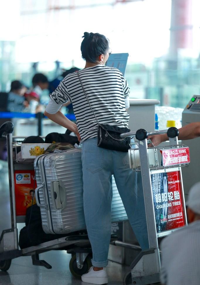 高圆圆提大箱变女汉子 飞加拿大与老公团聚