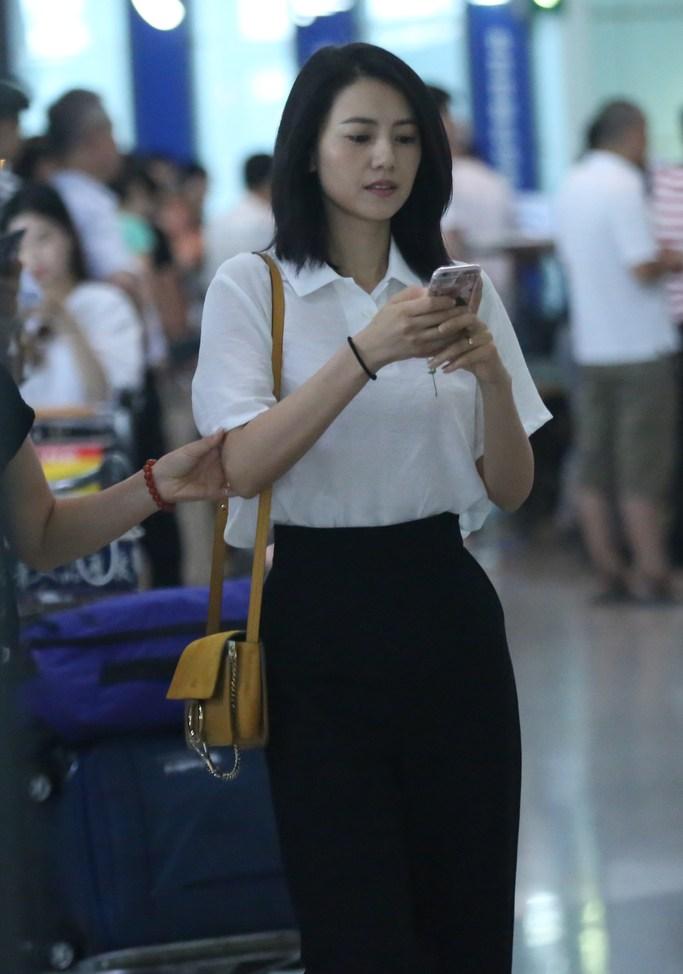 高圆圆提大箱变女汉子 飞加拿大与老公团聚