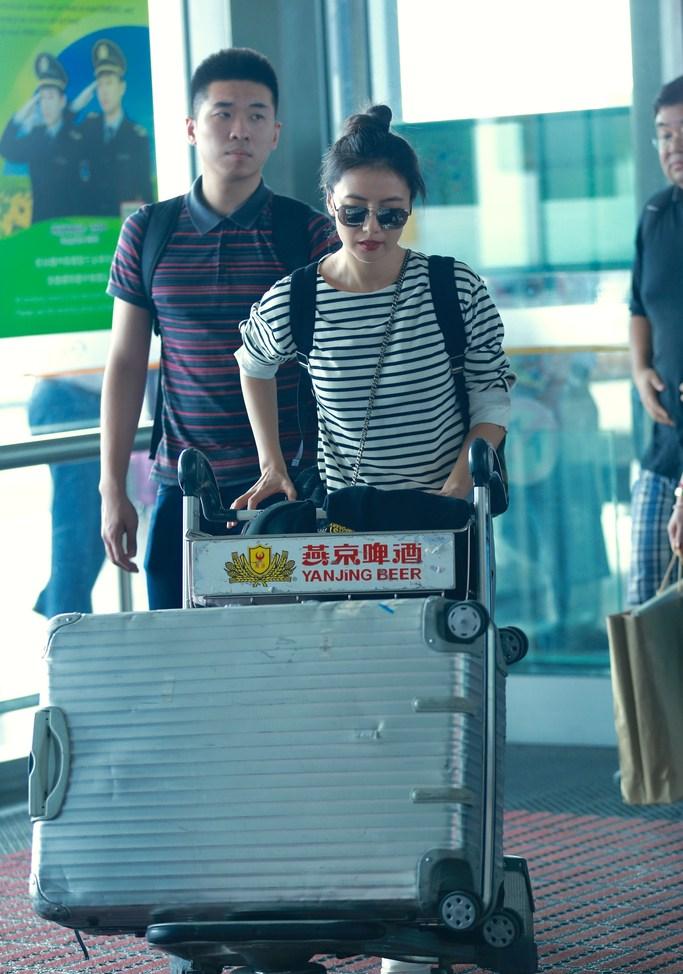 高圆圆提大箱变女汉子 飞加拿大与老公团聚