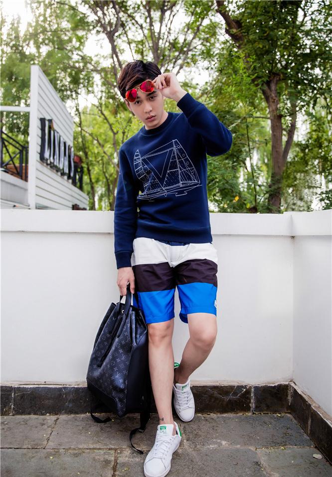 张若昀少年进行时 漫步街头变韩系漫撕男