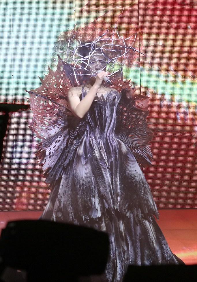 周笔畅演唱会爆青筋 