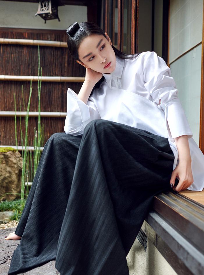 张馨予中性干练风 帅气撩妹荷尔蒙爆棚