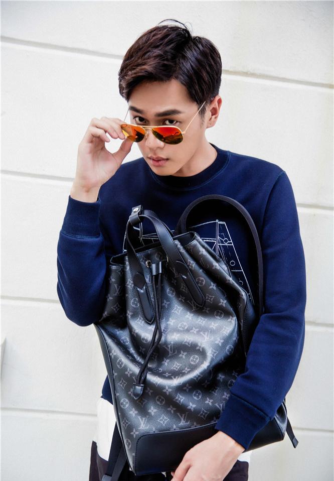 张若昀少年进行时 漫步街头变韩系漫撕男