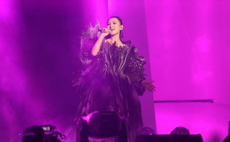 周笔畅演唱会爆青筋 