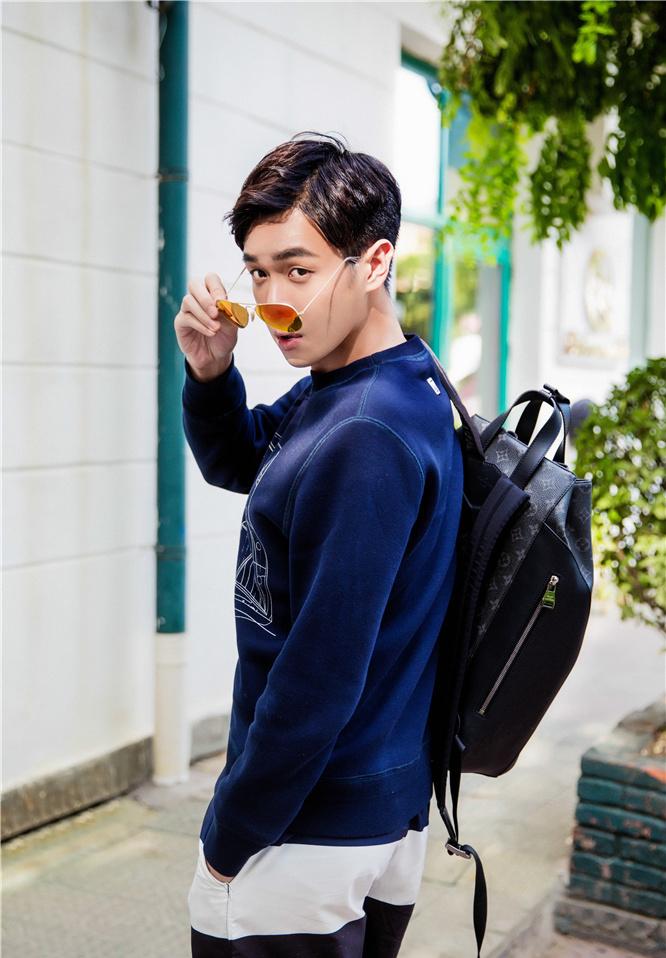 张若昀少年进行时 漫步街头变韩系漫撕男