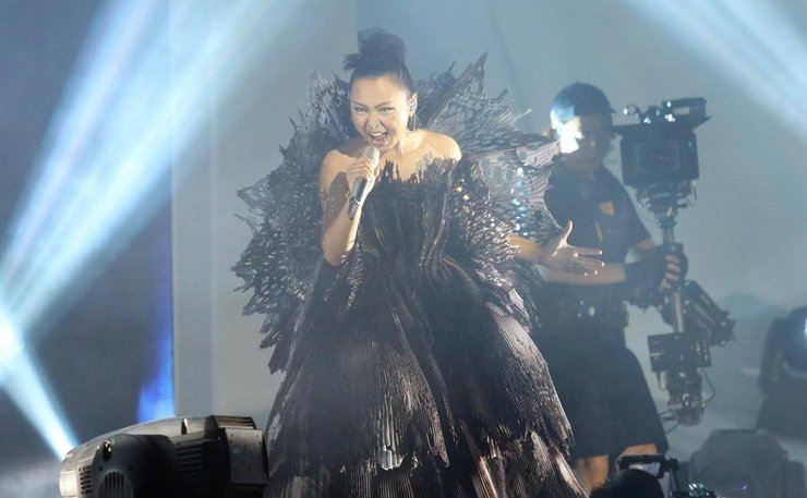 周笔畅演唱会爆青筋 