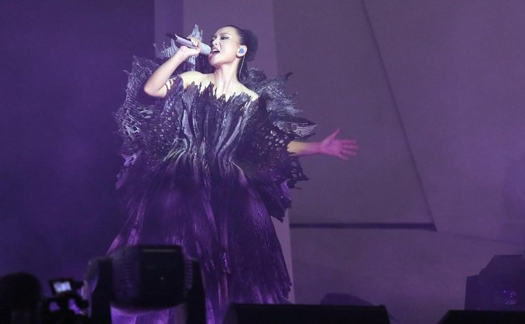 周笔畅演唱会爆青筋 