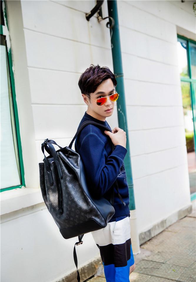 张若昀少年进行时 漫步街头变韩系漫撕男