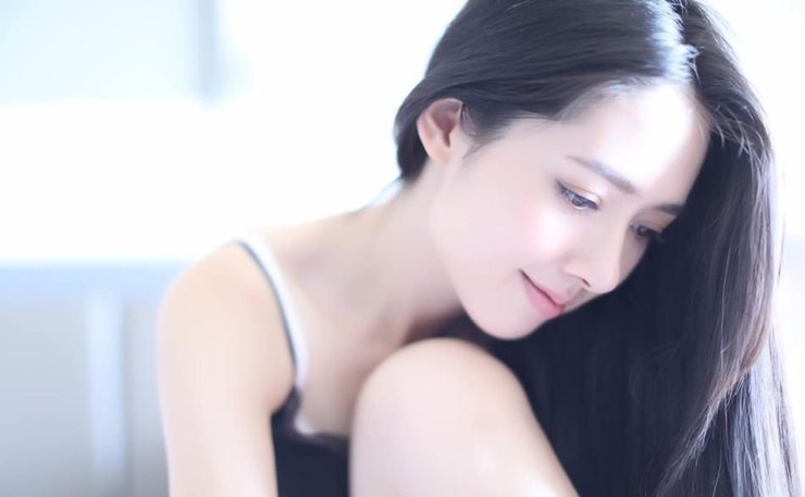 惊艳!郭碧婷慵懒卧床 大秀长腿