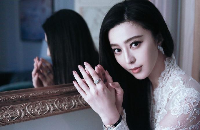 范爷穿白裙似天鹅 凹造型吹海风放空