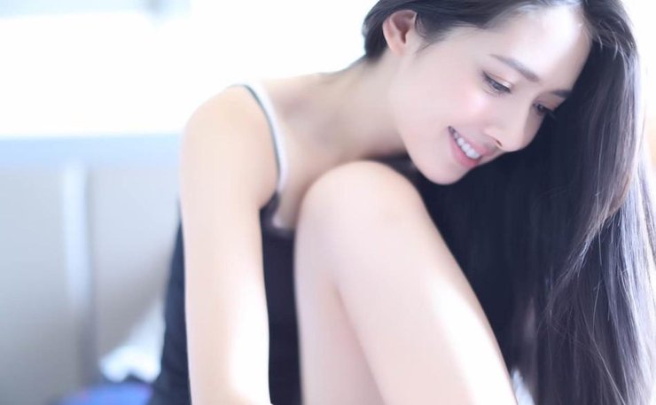 惊艳!郭碧婷慵懒卧床 大秀长腿