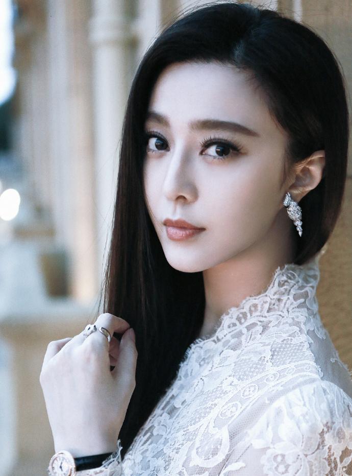 范爷穿白裙似天鹅 凹造型吹海风放空