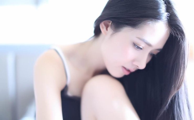 惊艳!郭碧婷慵懒卧床 大秀长腿