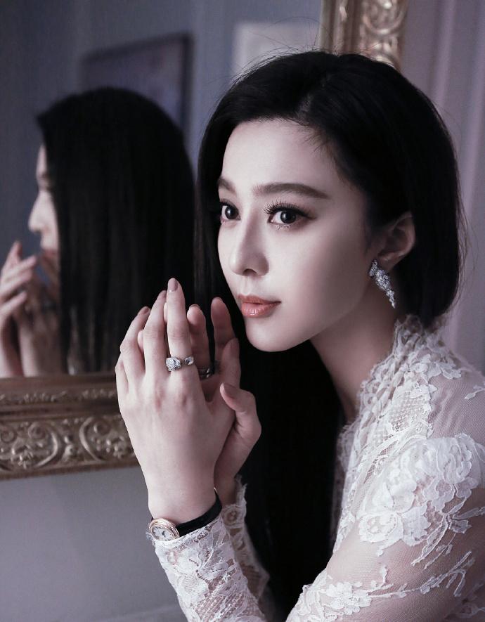 范爷穿白裙似天鹅 凹造型吹海风放空