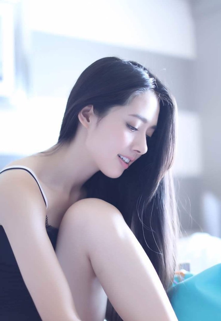 惊艳!郭碧婷慵懒卧床 大秀长腿