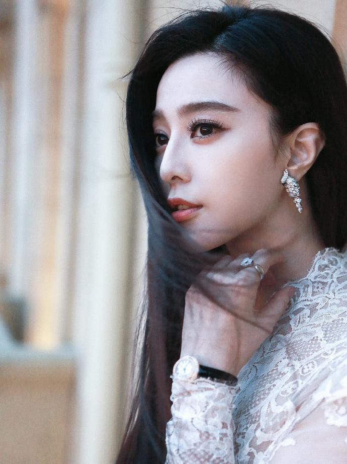 范爷穿白裙似天鹅 凹造型吹海风放空