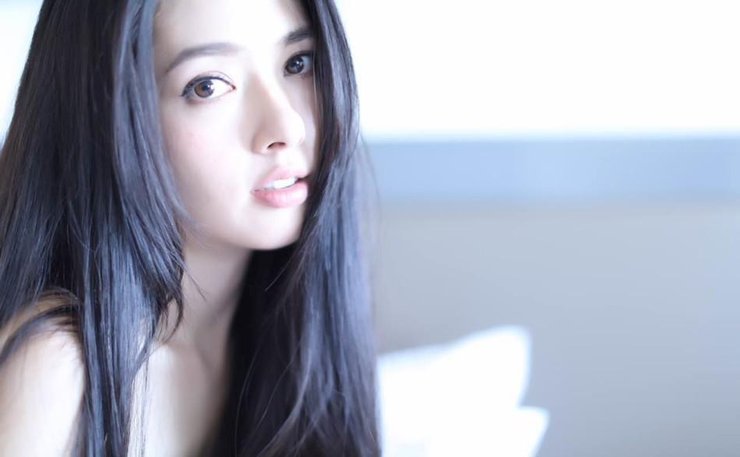 惊艳!郭碧婷慵懒卧床 大秀长腿