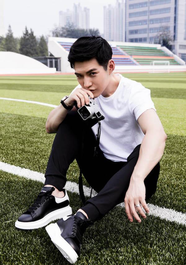 严屹宽校园写真曝光 粉丝：欠我一个宽学长