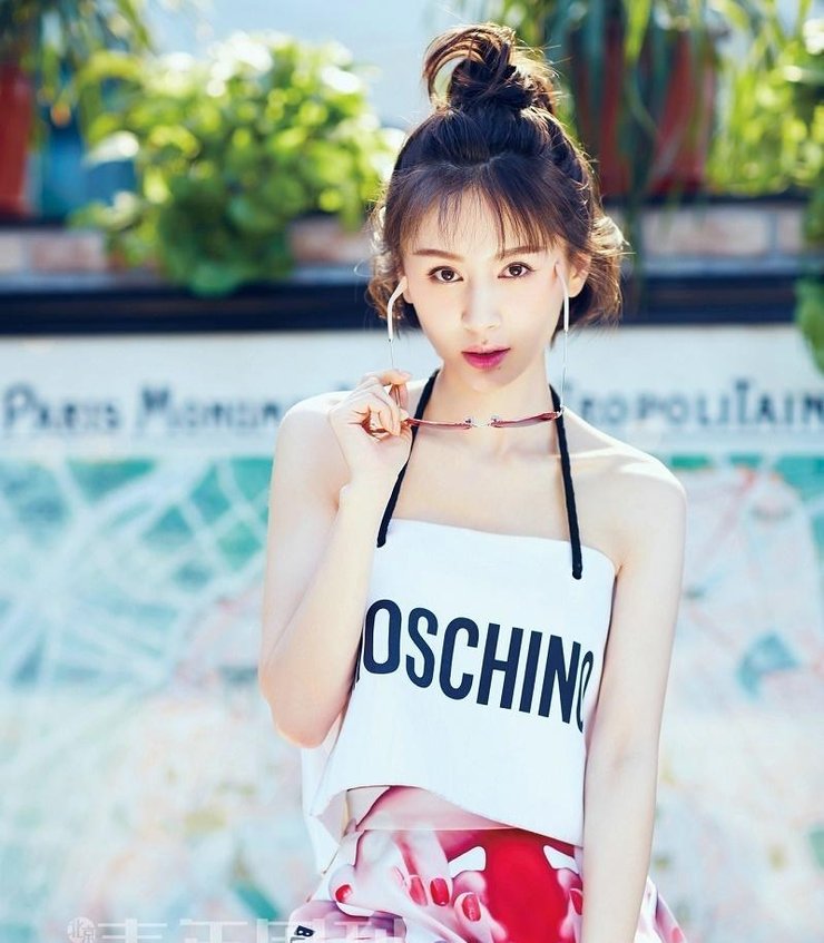 王子文曝最新写真 明媚桃花妆灵气十足