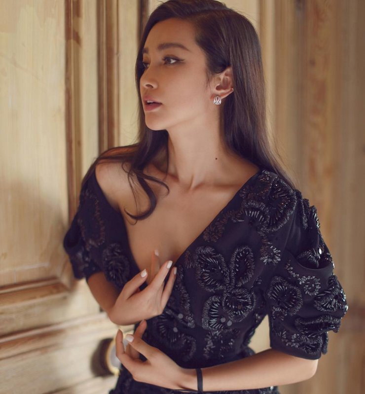 李冰冰登封面秀美背 优雅性感如夏日清风