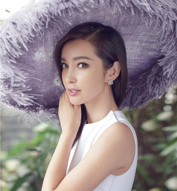 李冰冰登封面秀美背 优雅性感如夏日清风