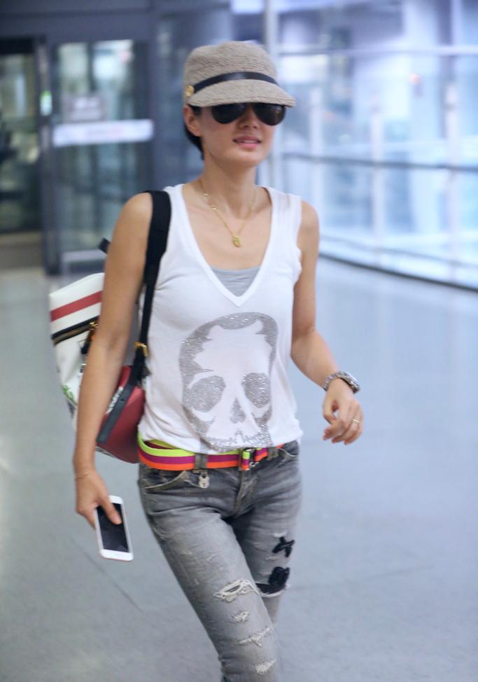 马伊琍深V背心露香肩 造型清爽简单低调