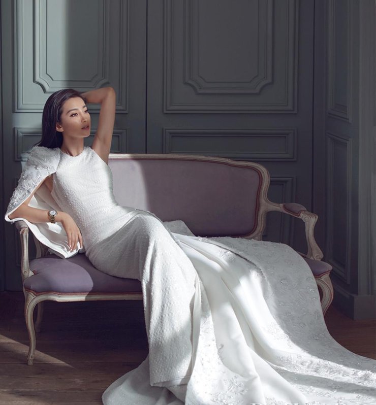 李冰冰登封面秀美背 优雅性感如夏日清风